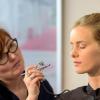 Vorstellung einer Make-up Technik mittels Airbrush. Modell Pauline (19), Visagistin Emilie Guillermin (37). Foto: Uwe Schaffmeister