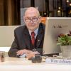 Win Johnen (86) hat einen Arbeitsplatz von der CCD Congress Center Düsseldorf erhalten. Er arbeitet täglich 4 Stunden am Empfang. Foto: Uwe Schaffmeister