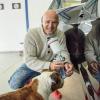 Beulendoktor Detlef Steves 
und  Hund Kai-Uwe in der Werkstatt. Foto: Uwe Schaffmeister