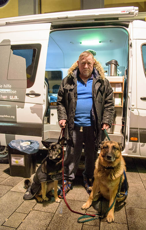 Der Gutenachtbus ist eine Hilfsinitiative für Obdachlose. Am Abend steht der Bus am Kommödchen in der Düsseldorfer Altstadt. Hilfebedürftige können warmes Essen, Getränke und Kleidung bekommen. Foto: Uwe Schaffmeister