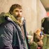 Alexander Niesel (45), Wohnungssuchender. 
Der Gutenachtbus ist eine Hilfsinitiative für Obdachlose. Am Abend steht der Bus am Kommödchen in der Düsseldorfer Altstadt. Hilfebedürftige können warmes Essen, Getränke und Kleidung bekommen. Foto: Uwe Schaffmeister