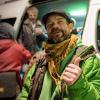 René (44). 
Der Gutenachtbus ist eine Hilfsinitiative für Obdachlose. Am Abend steht der Bus am Kommödchen in der Düsseldorfer Altstadt. Hilfebedürftige können warmes Essen, Getränke und Kleidung bekommen. Foto: Uwe Schaffmeister