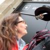 Flirttipps vom Profi. Flirtcoach Sabine Lahme baggert sich durch die Düsseldorfer Altsatdt. Foto: Uwe Schaffmeister